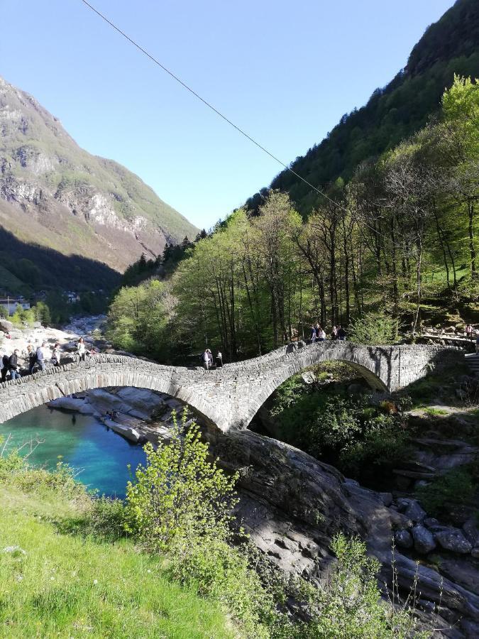 Giardino Leilighet Porto Valtravaglia Eksteriør bilde